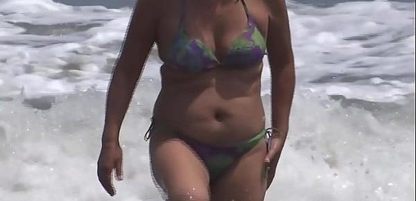  My Latina wife, mature on the beach, shows off, gets turned on, masturbates, has intense orgasms and wants to fuck, she wants a big cock to suck and fuck.